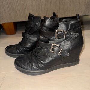 Women’s black wedges